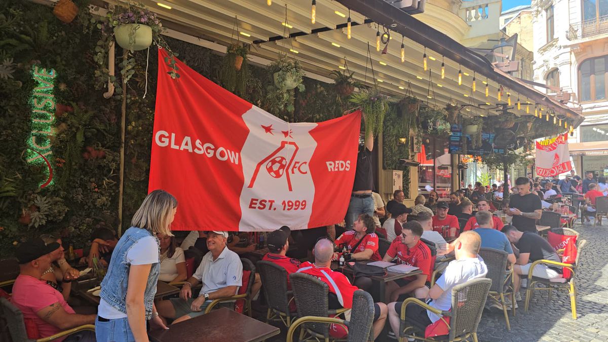 Fanii scoțieni petrec în Centrul Vechi înainte de Aberdeen - FCSB