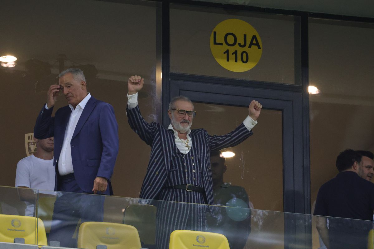 Toate privirile spre lojă: Gigi Becali a început să danseze pe Arena Națională, în stilul lui Borcea