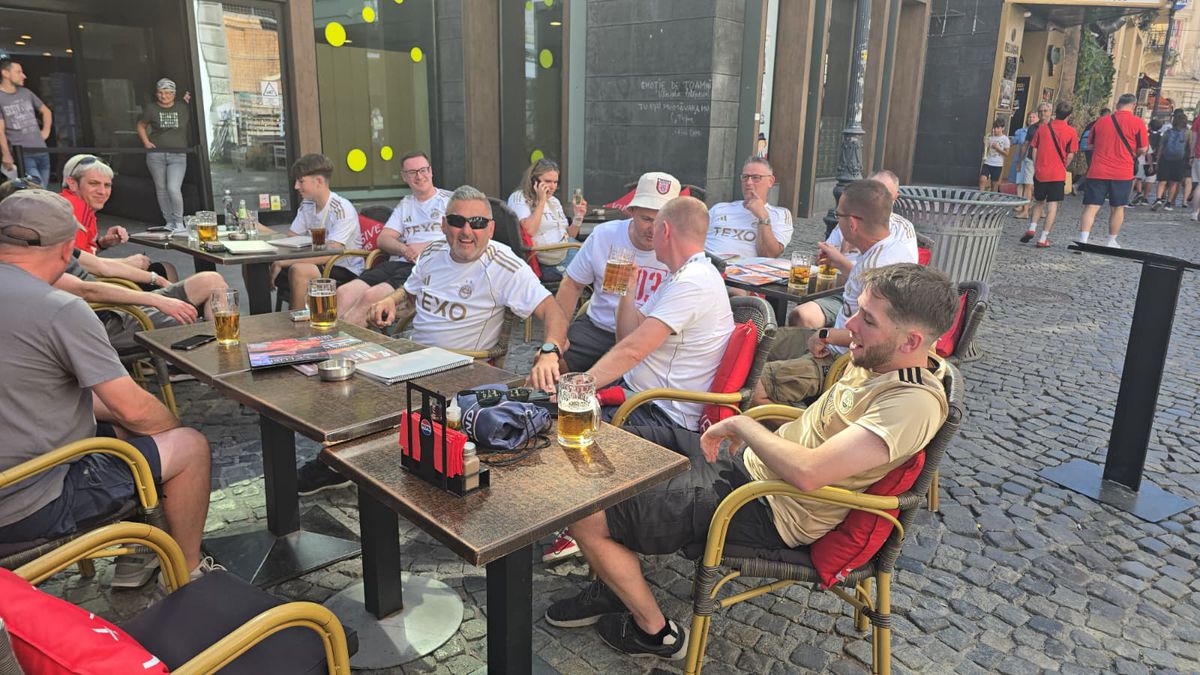 Fanii scoțieni petrec în Centrul Vechi înainte de Aberdeen - FCSB