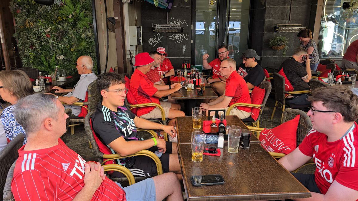 Fanii scoțieni petrec în Centrul Vechi înainte de Aberdeen - FCSB