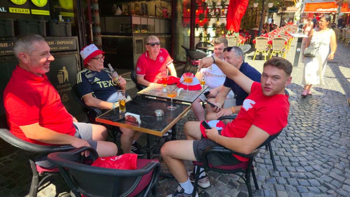 Fanii scoțieni petrec în Centrul Vechi înainte de Aberdeen - FCSB