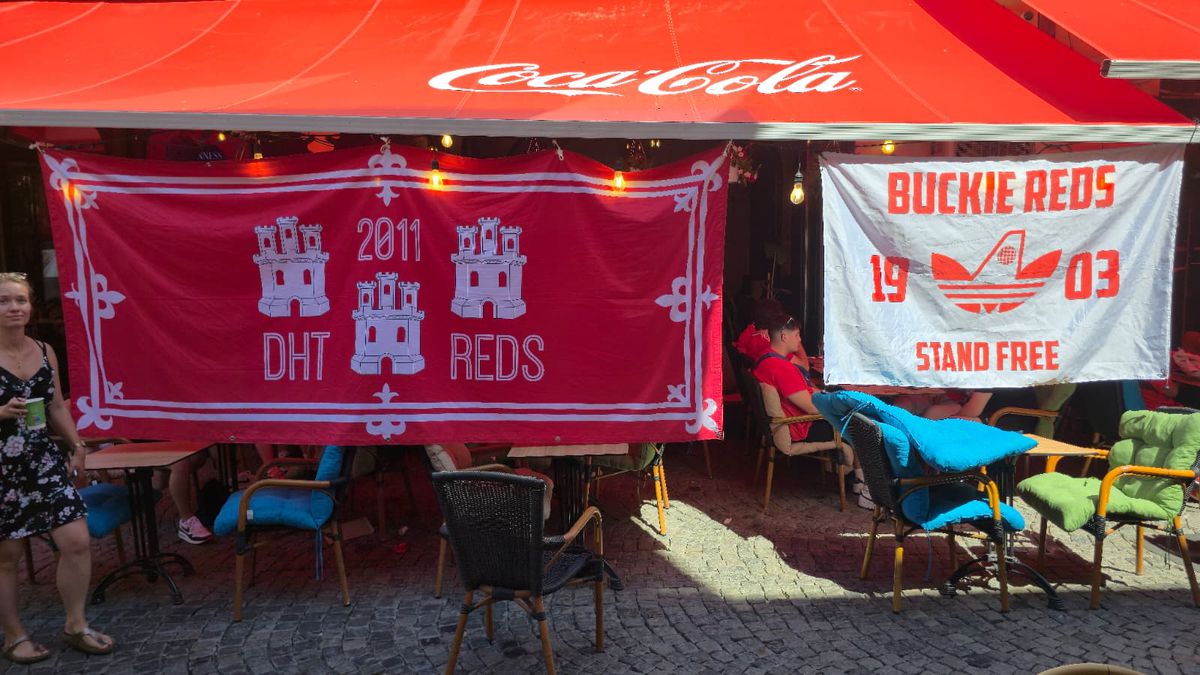 Fanii scoțieni petrec în Centrul Vechi înainte de Aberdeen - FCSB