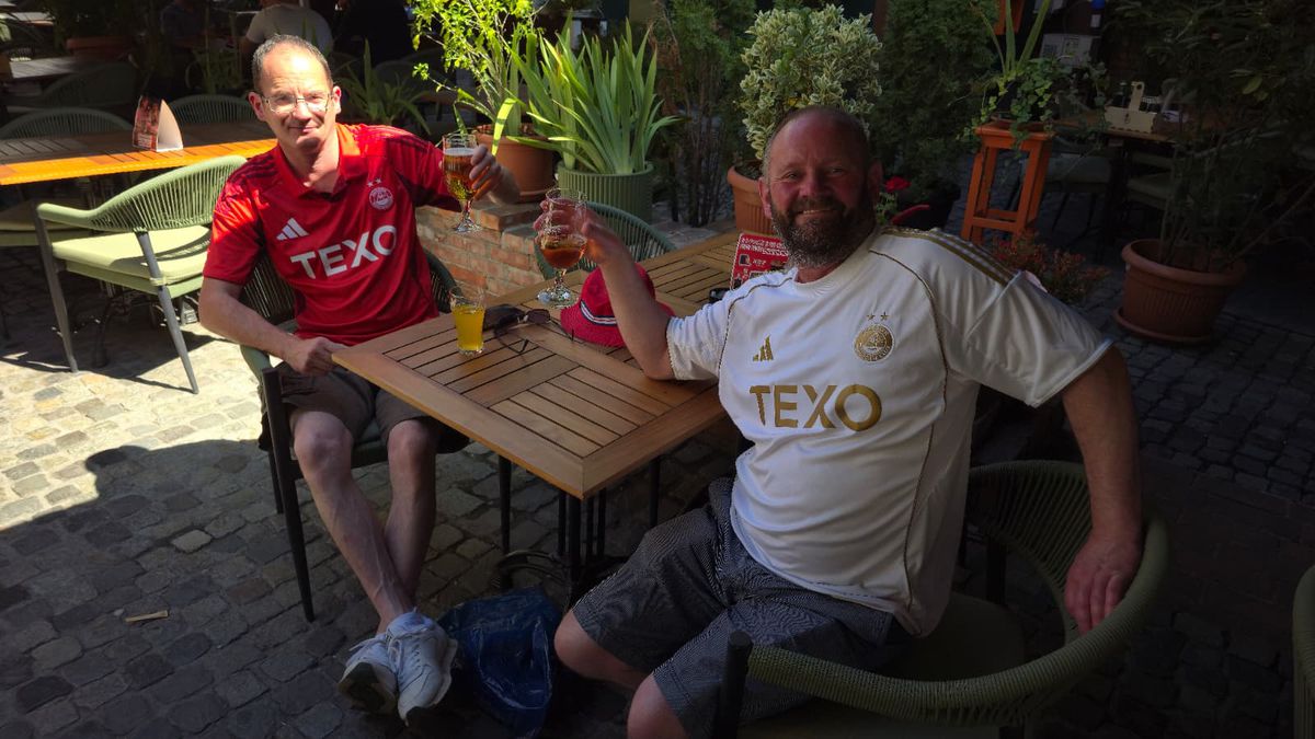 Fanii scoțieni petrec în Centrul Vechi înainte de Aberdeen - FCSB