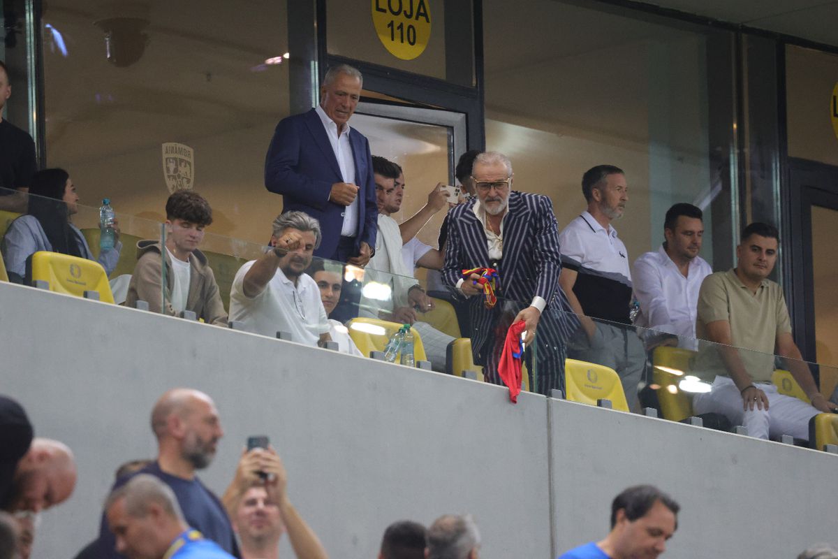 Toate privirile spre lojă: Gigi Becali a început să danseze pe Arena Națională, în stilul lui Borcea