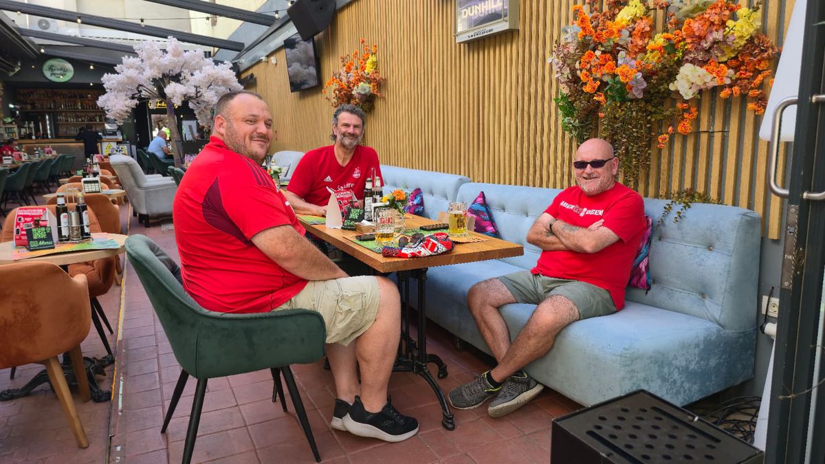 Fanii scoțieni petrec în Centrul Vechi înainte de Aberdeen - FCSB