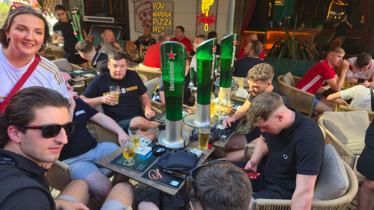 Fanii scoțieni petrec în Centrul Vechi înainte de Aberdeen - FCSB