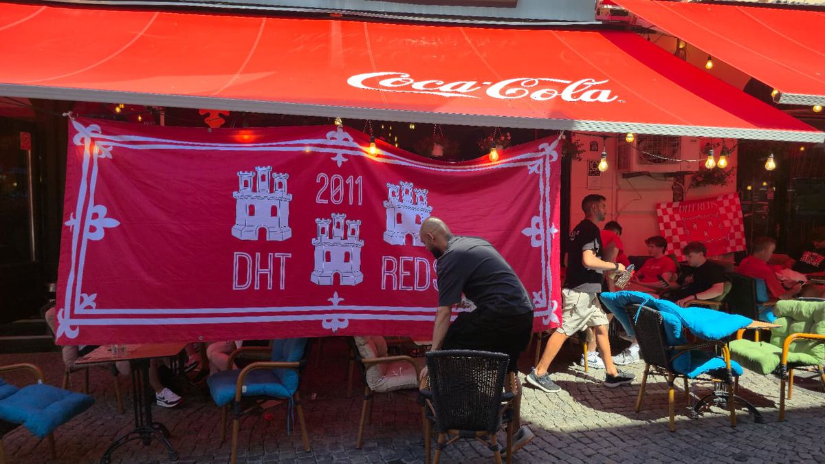 Fanii scoțieni petrec în Centrul Vechi înainte de Aberdeen - FCSB