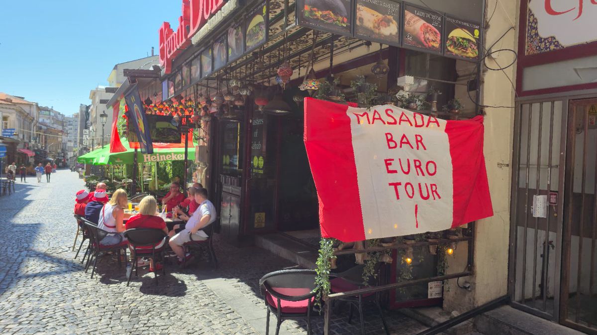 Fanii scoțieni petrec în Centrul Vechi înainte de Aberdeen - FCSB