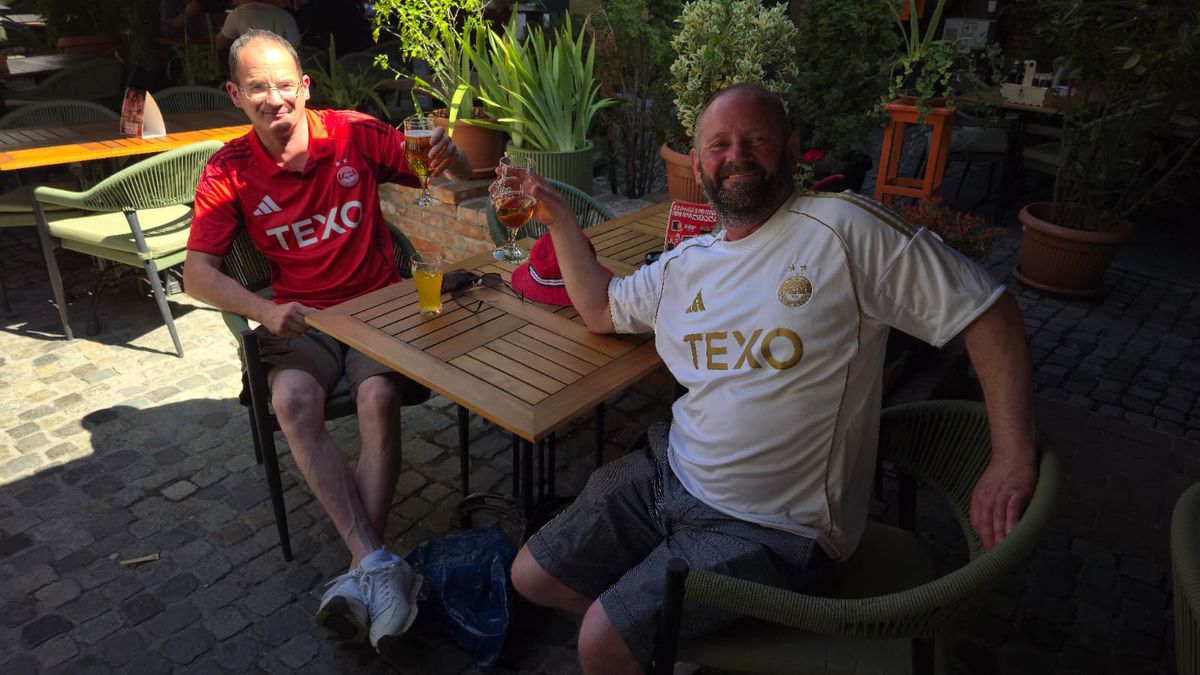 Fanii scoțieni petrec în Centrul Vechi înainte de Aberdeen - FCSB