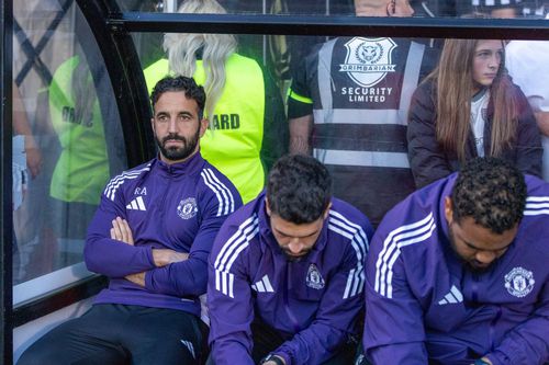 Ruben Amorim (stânga) n-a avut puiterea să privească loviturile de departajare și fanii l-au etichetat drept laș / Foto: Imago