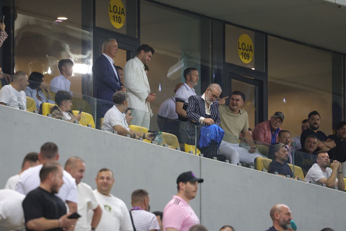 Toate privirile spre lojă: Gigi Becali a început să danseze pe Arena Națională, în stilul lui Borcea