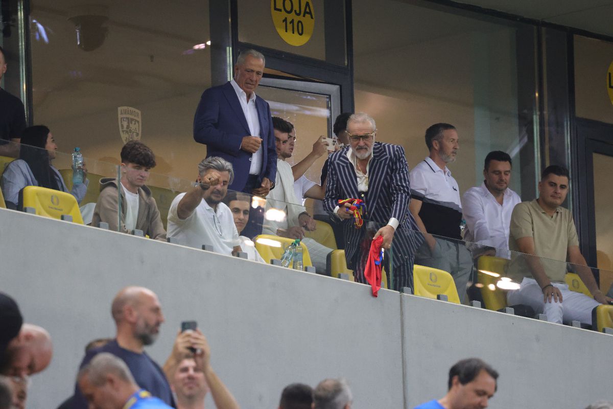 Toate privirile spre lojă: Gigi Becali a început să danseze pe Arena Națională, în stilul lui Borcea