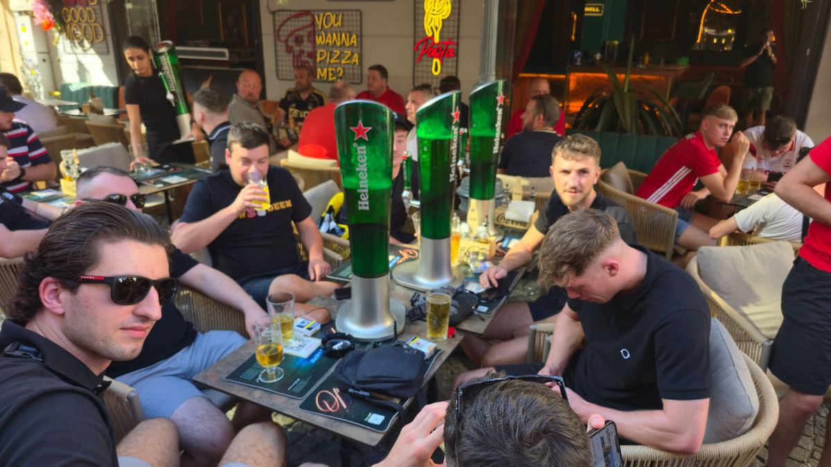 Fanii scoțieni petrec în Centrul Vechi înainte de Aberdeen - FCSB