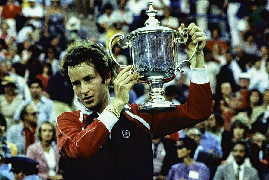 John McEnroe cu trofeul de la US Open în 1981 Foto: Imago Images Rebelul simpatizează cu alt rebel: John McEnroe ar fi vrut ca Medvedev să câștige meciul în care a provocat scandal la US Open + un episod halucinant cu Ilie Năstase: „Arbitrul era beat!”