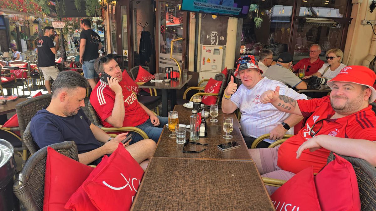 Fanii scoțieni petrec în Centrul Vechi înainte de Aberdeen - FCSB