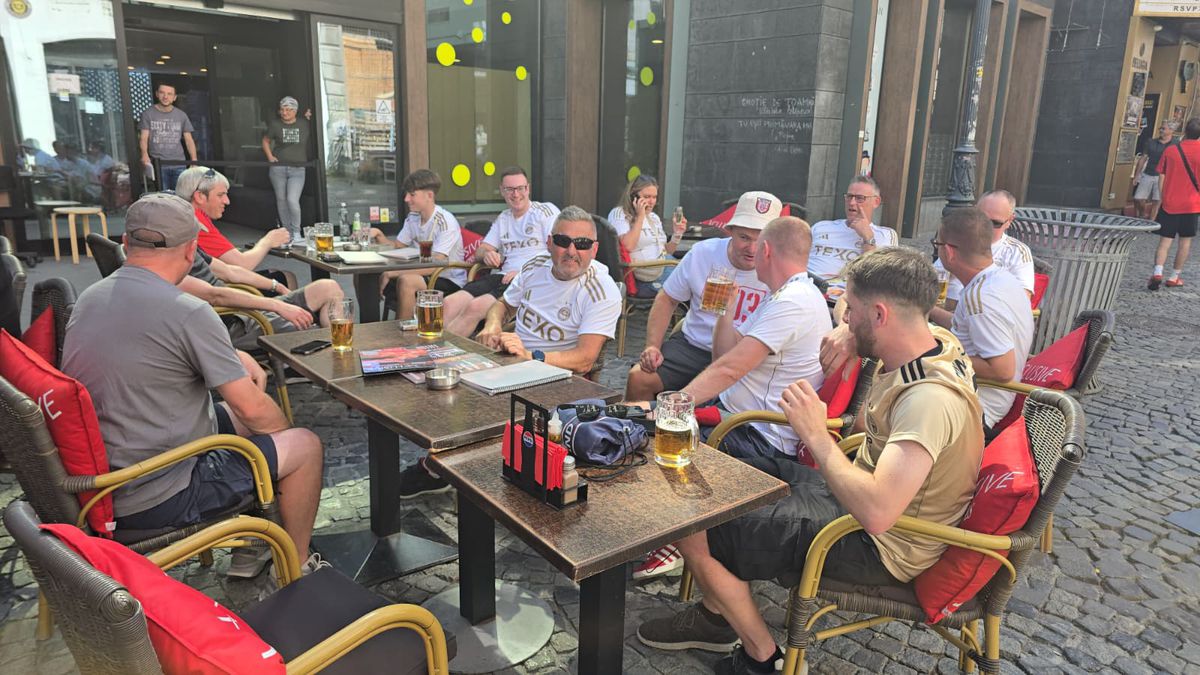 Fanii scoțieni petrec în Centrul Vechi înainte de Aberdeen - FCSB