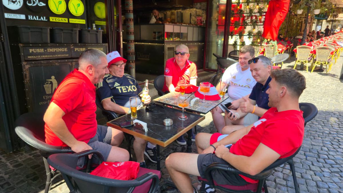 Fanii scoțieni petrec în Centrul Vechi înainte de Aberdeen - FCSB