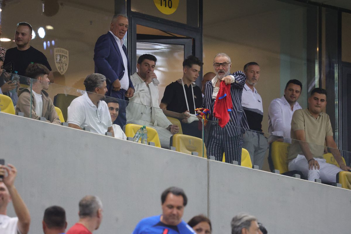 Toate privirile spre lojă: Gigi Becali a început să danseze pe Arena Națională, în stilul lui Borcea