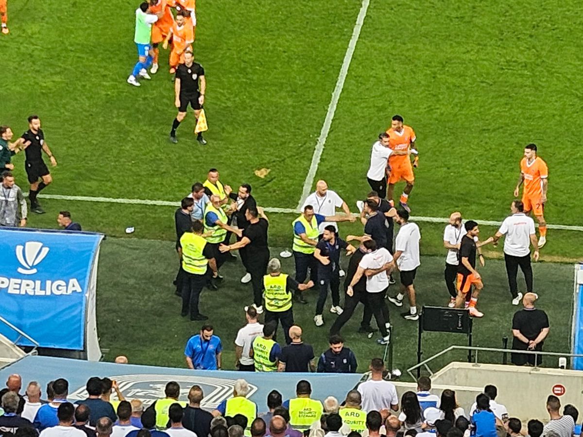 Fabulos! Crainicul din Bănie, trimis în tribune pentru un motiv nemaivăzut: „blat” cu Rădoi