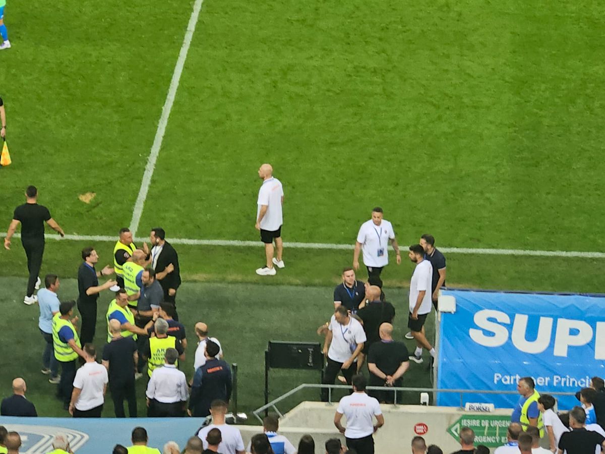 Fabulos! Crainicul din Bănie, trimis în tribune pentru un motiv nemaivăzut: „blat” cu Rădoi