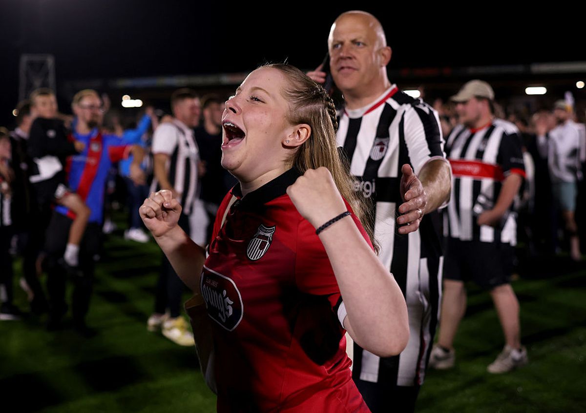 Surpriza anului în fotbalul „mare”, imagini EPICE la final! Fanii lui Grimsby au uitat de orice regulă după victoria cu Manchester United din Cupa Ligii