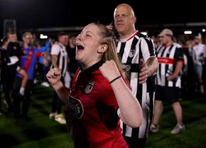 Surpriza anului în fotbalul „mare”, imagini EPICE la final! Fanii lui Grimsby au uitat de orice regulă după victoria cu Manchester United din Cupa Ligii