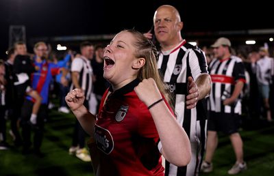 Surpriza anului în fotbalul „mare”, imagini EPICE la final! Fanii lui Grimsby au uitat de orice regulă după victoria cu Manchester United din Cupa Ligii
