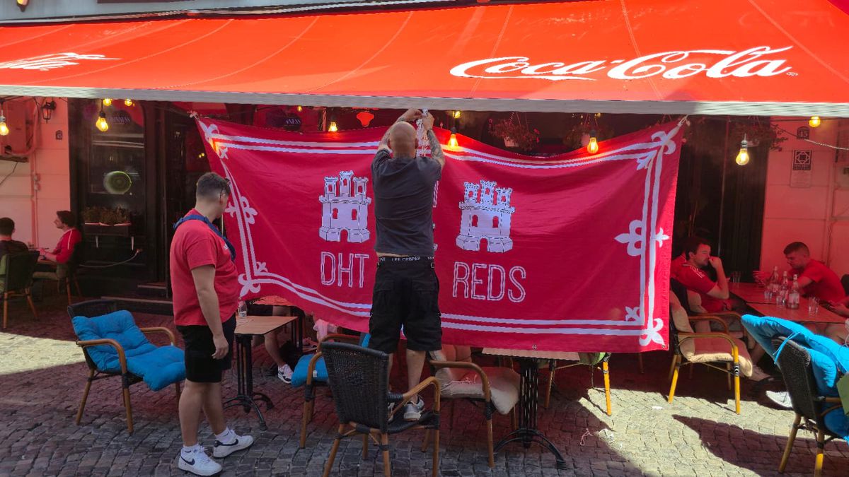 Fanii scoțieni petrec în Centrul Vechi înainte de Aberdeen - FCSB