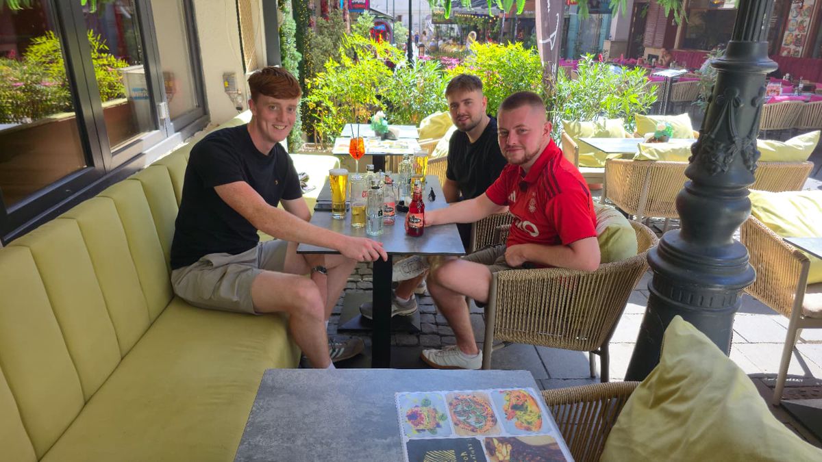 Fanii scoțieni petrec în Centrul Vechi înainte de Aberdeen - FCSB