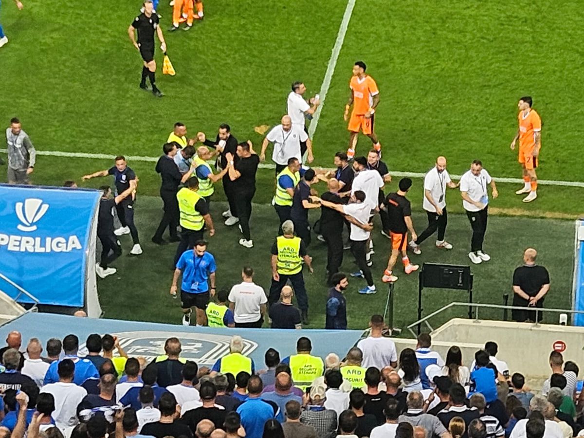 Fabulos! Crainicul din Bănie, trimis în tribune pentru un motiv nemaivăzut: „blat” cu Rădoi