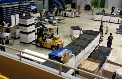 Stivuitorul electric vs. cel pe combustibil - Principalele diferențe în manevrabilitate, durabilitate și eficientizarea procesului logistic