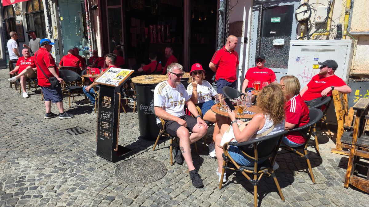 Fanii scoțieni petrec în Centrul Vechi înainte de Aberdeen - FCSB