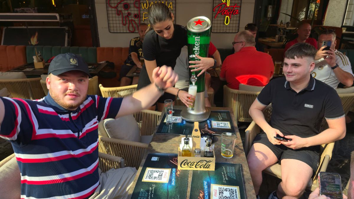 Fanii scoțieni petrec în Centrul Vechi înainte de Aberdeen - FCSB