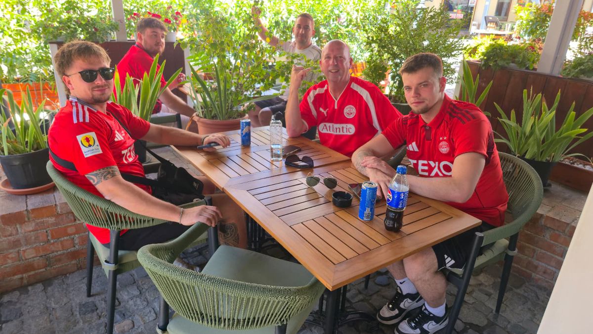 Fanii scoțieni petrec în Centrul Vechi înainte de Aberdeen - FCSB