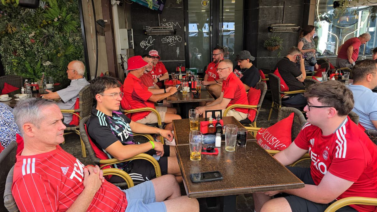 Fanii scoțieni petrec în Centrul Vechi înainte de Aberdeen - FCSB