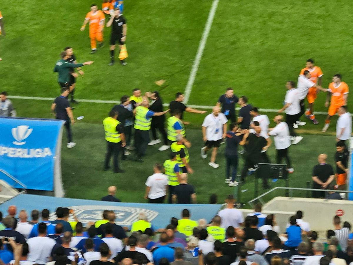 Fabulos! Crainicul din Bănie, trimis în tribune pentru un motiv nemaivăzut: „blat” cu Rădoi