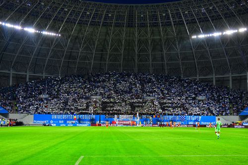 Suporterii oltenilor, coregrafie ȘOCANTĂ, înainte de Universitatea Craiova - Istanbul Bașakșehir: „F**k UEFA!”