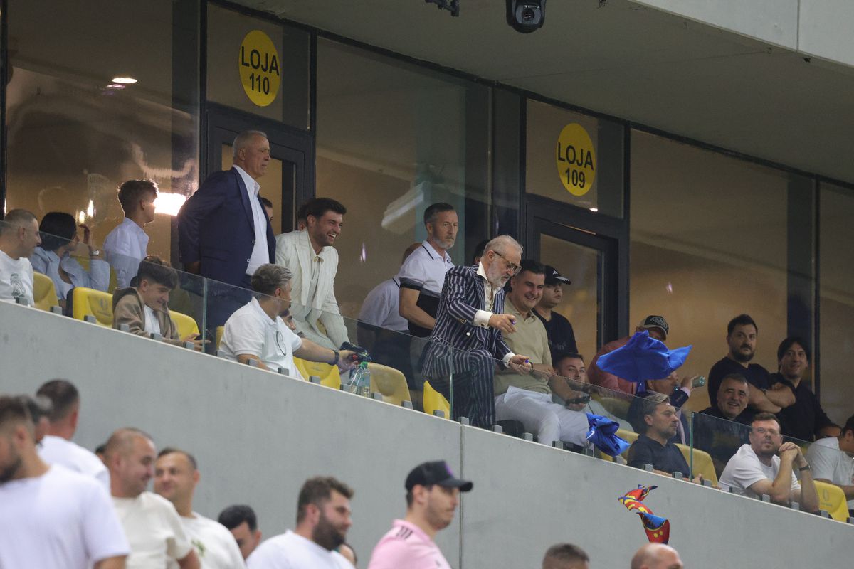 Toate privirile spre lojă: Gigi Becali a început să danseze pe Arena Națională, în stilul lui Borcea