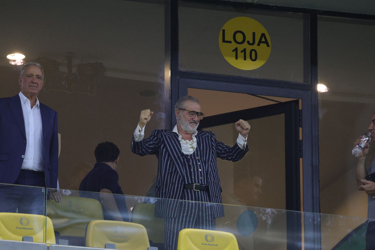 Toate privirile spre lojă: Gigi Becali a început să danseze pe Arena Națională, în stilul lui Borcea