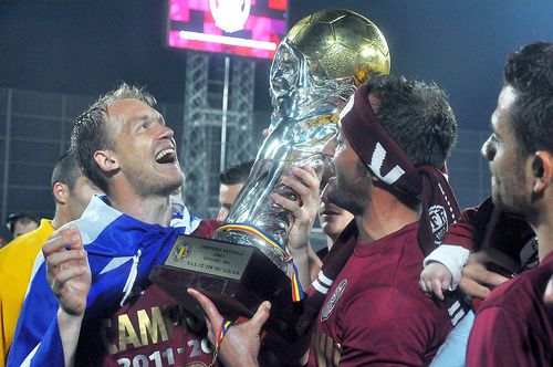 Beto, ridicând trofeul Ligii 1 în 2012 // foto: Imago Images