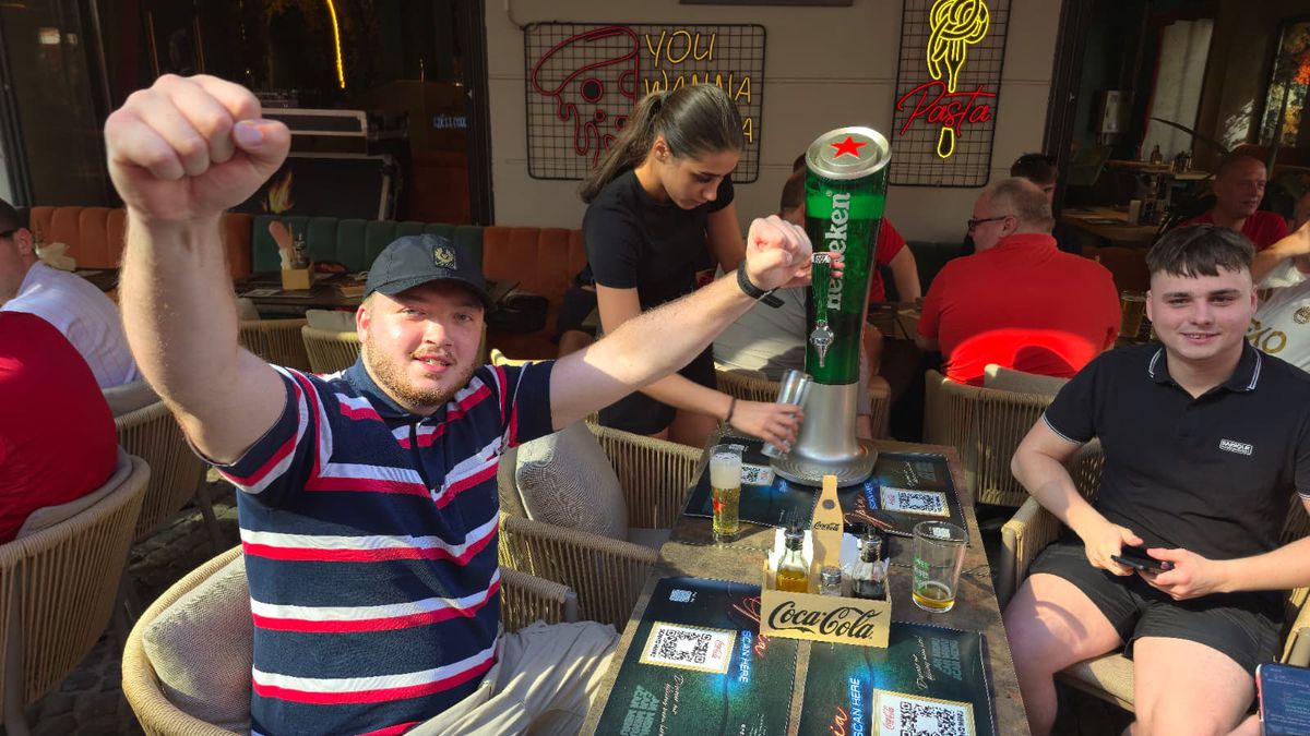 Fanii scoțieni petrec în Centrul Vechi înainte de Aberdeen - FCSB