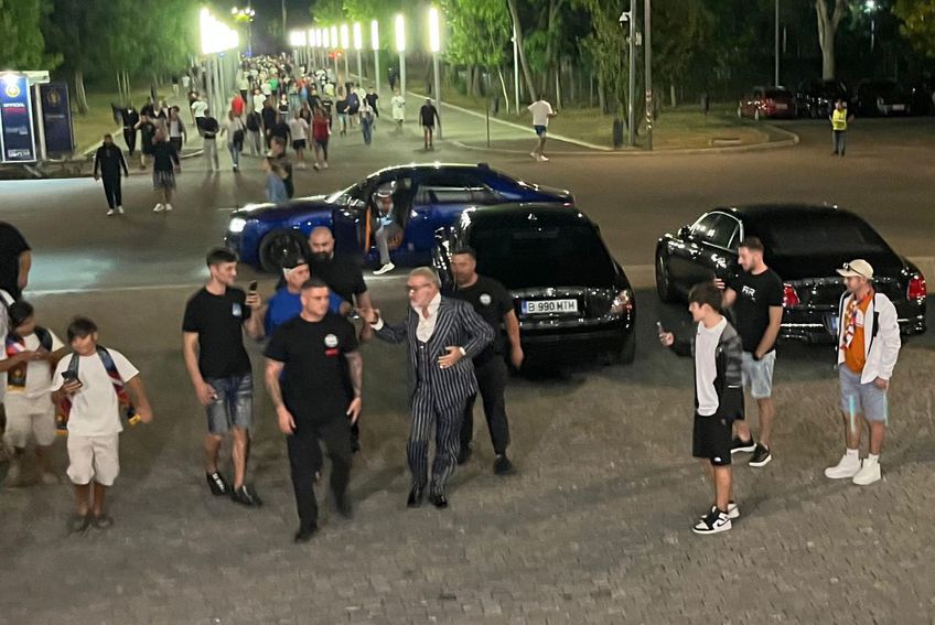 Gigi Becali, păzit de bodyguarzi la intrarea pe Arena Națională