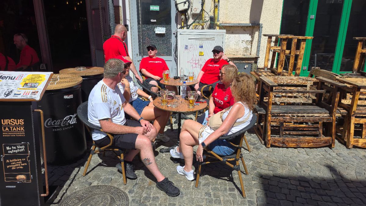 Fanii scoțieni petrec în Centrul Vechi înainte de Aberdeen - FCSB