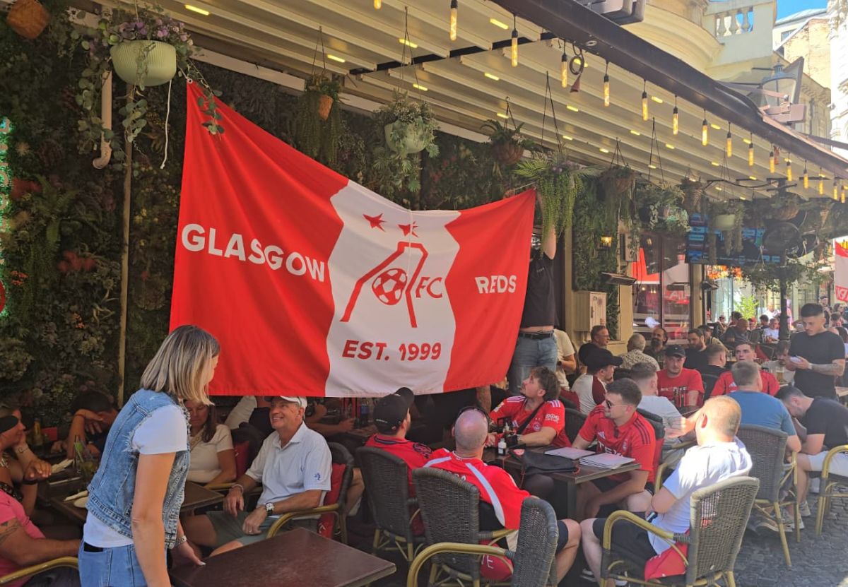 Fanii scoțieni petrec în Centrul Vechi înainte de Aberdeen - FCSB