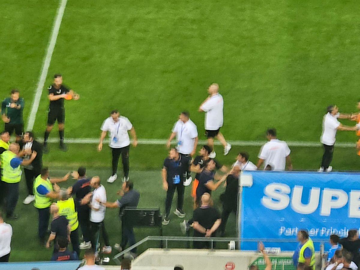 Fabulos! Crainicul din Bănie, trimis în tribune pentru un motiv nemaivăzut: „blat” cu Rădoi