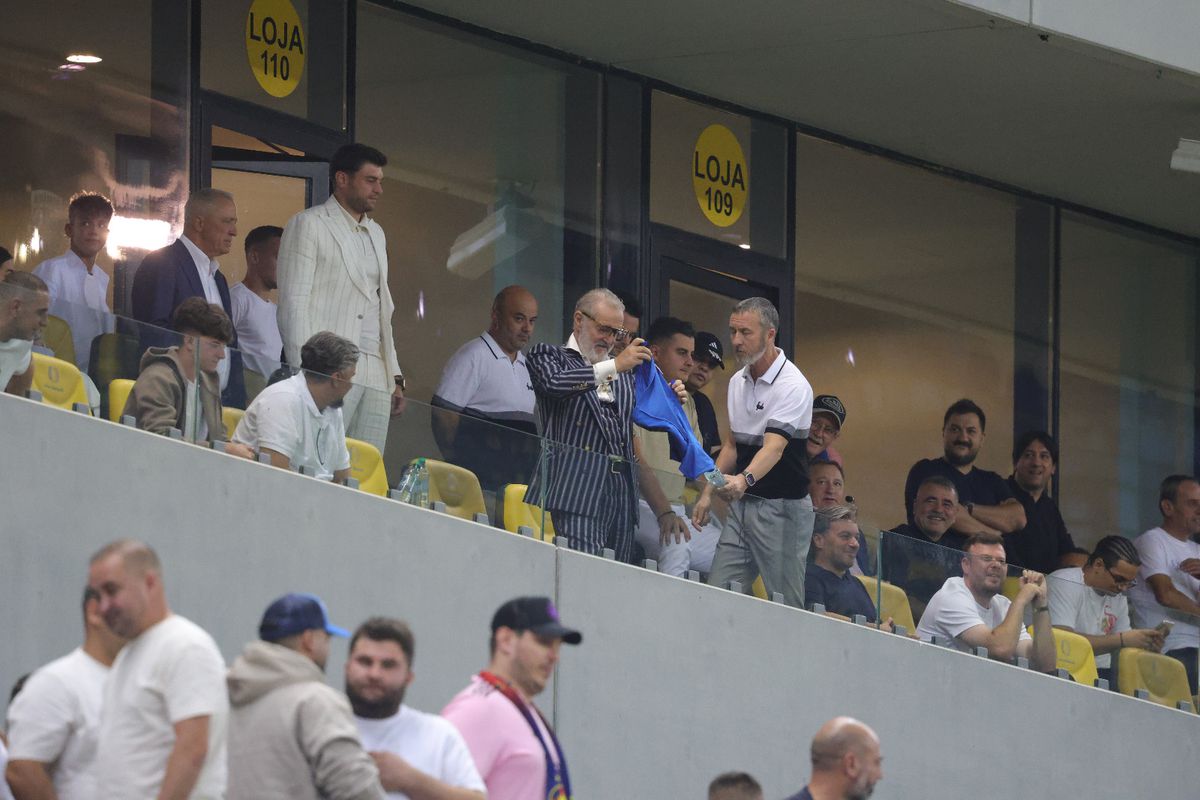 Toate privirile spre lojă: Gigi Becali a început să danseze pe Arena Națională, în stilul lui Borcea