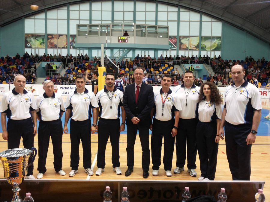 Adin Cojocaru (centru), alături de arbitri la un turneu de volei FOTO Colecție personală Adin Cojocaru (centru), alături de arbitri la un turneu de volei FOTO Colecție personală