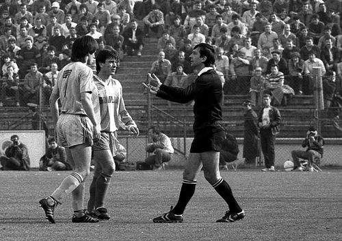Ion Crăciunescu, la un Steaua - Dinamo, încercând să le explice lui Lăcătuş (stânga) şi Mateuţ o decizie luată