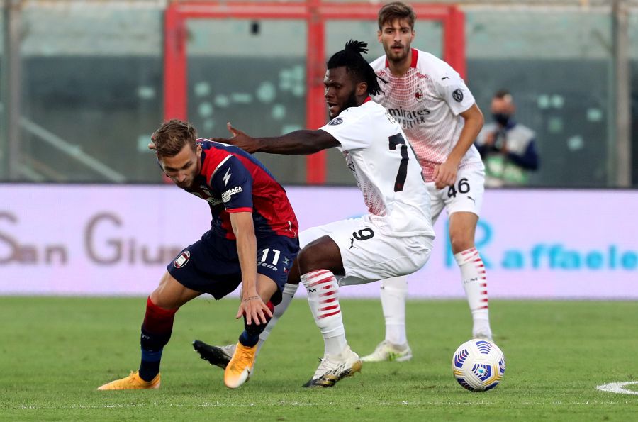 Denis Drăguș, în meciul Crotone - AC Milan 0-2. foto: Guliver/Getty Images Vlad Chiricheș, criticat! A fost cel mai slab jucător în ultimul meci al lui Sassuolo + cum s-a descurcat Drăguș la debutul pentru Crotone