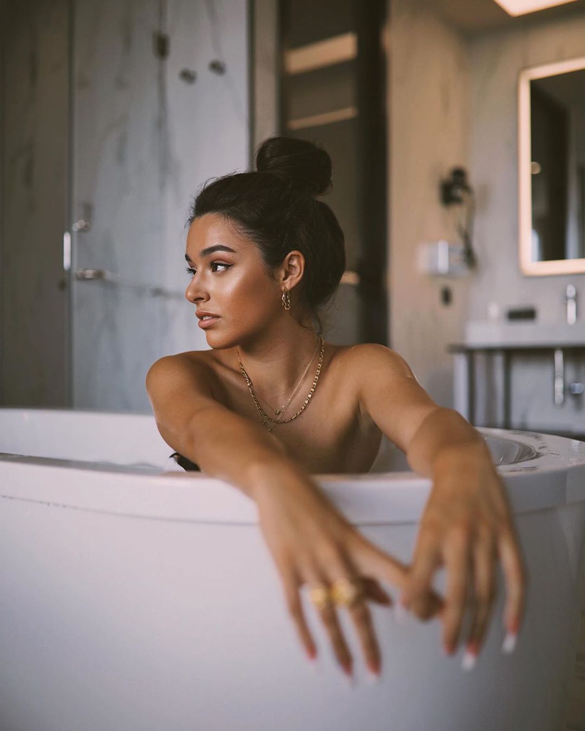 L-a dat uitării pe Reguilon! Marta Diaz, surprinsă alături de un vlogger celebru cu 13 milioane de abonați: „Au petrecut toată noaptea împreună”